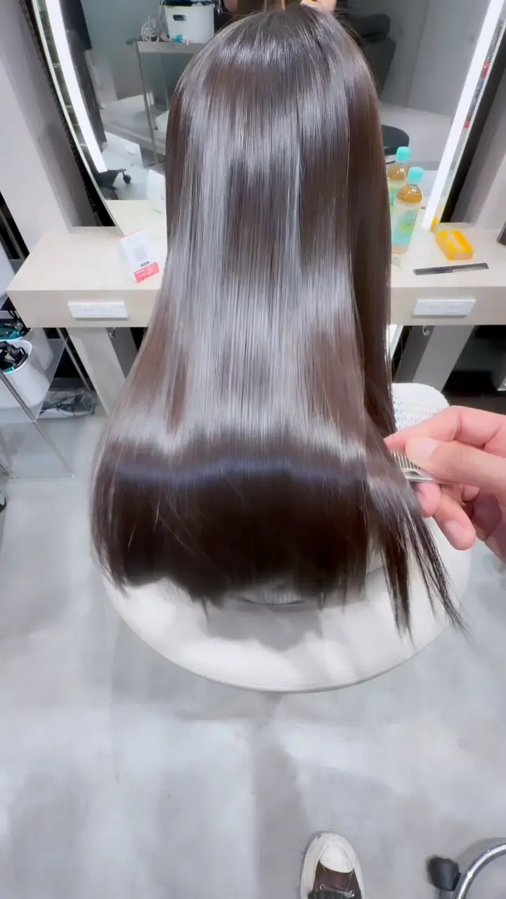 艶のあるストレートヘア