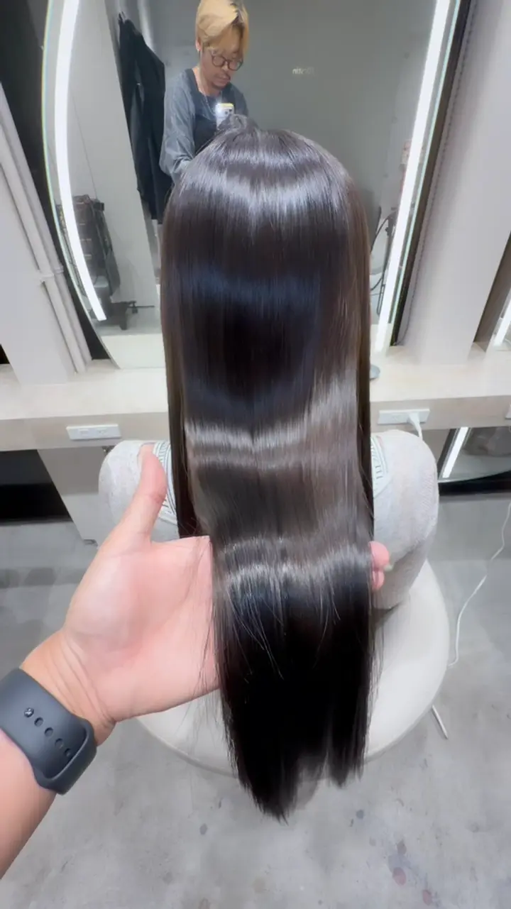 艶のあるストレートヘアの仕上がり