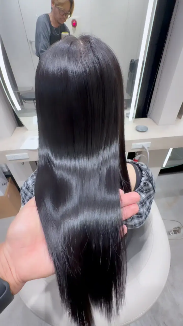 艶のあるストレートヘア 4