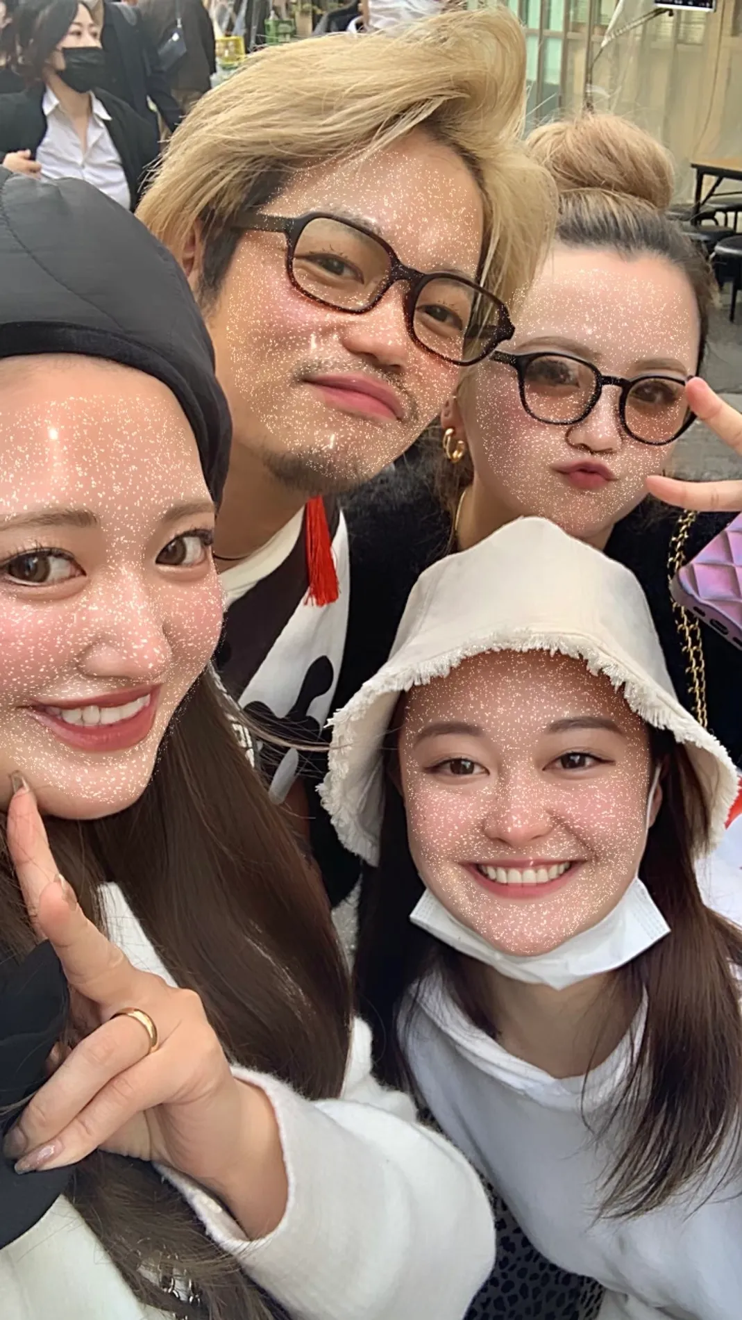 FURSTINのスタッフとお客様の集合写真